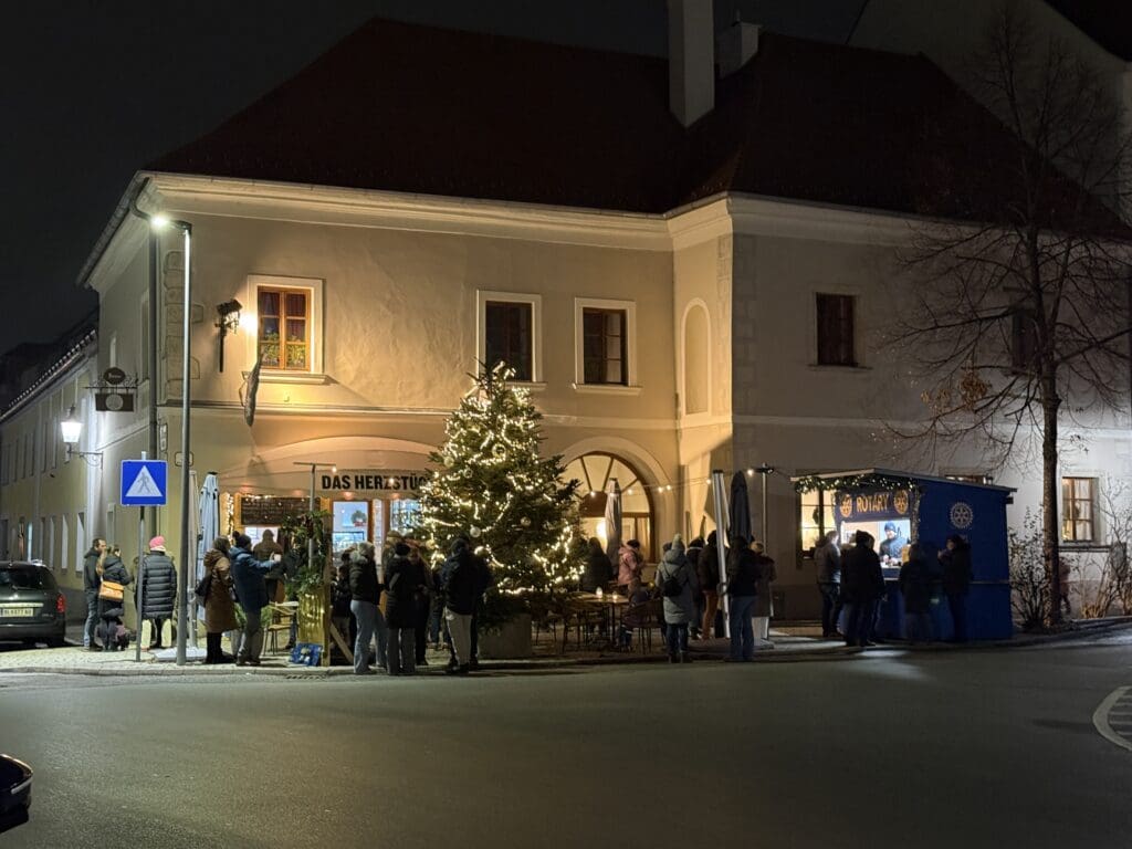 Punschempfang am Hauptplatz vor dem Herzstück