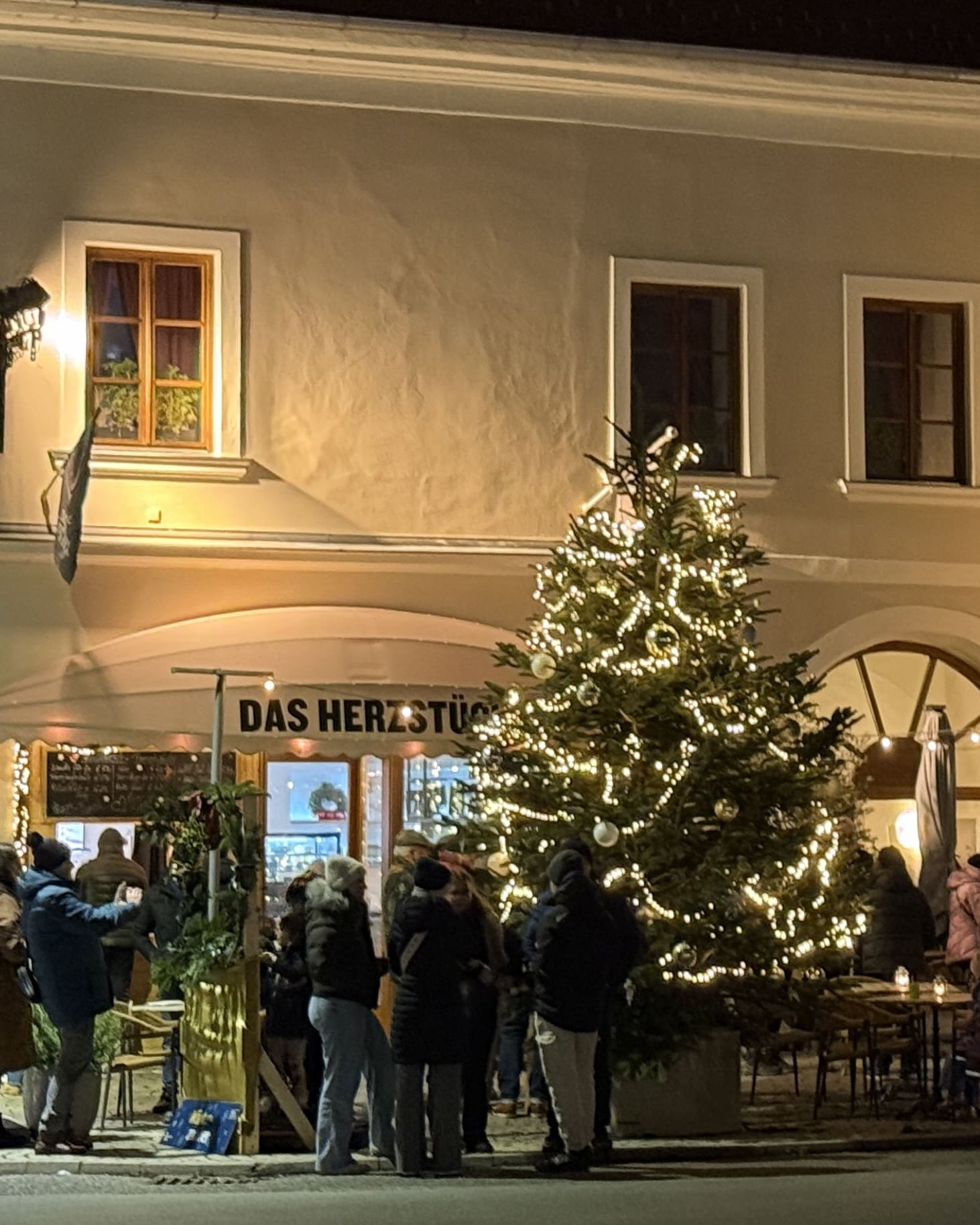 Festlich gedeckte Tische für die Weihnachtsfeier im Herzstück