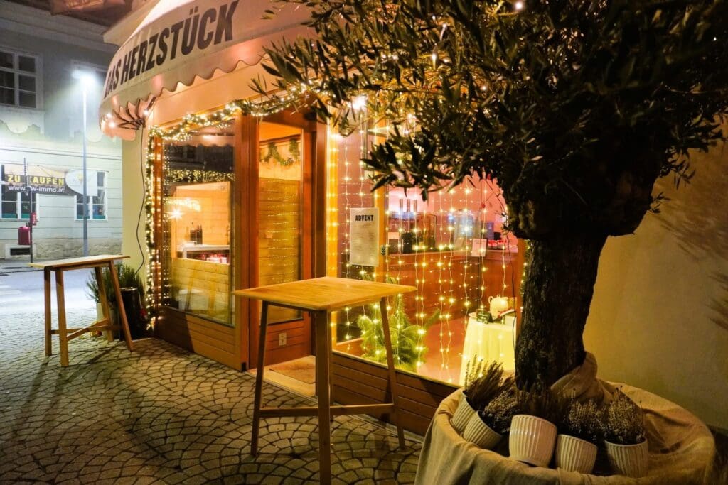 Festlich gedeckte Tische für die Weihnachtsfeier im Herzstück