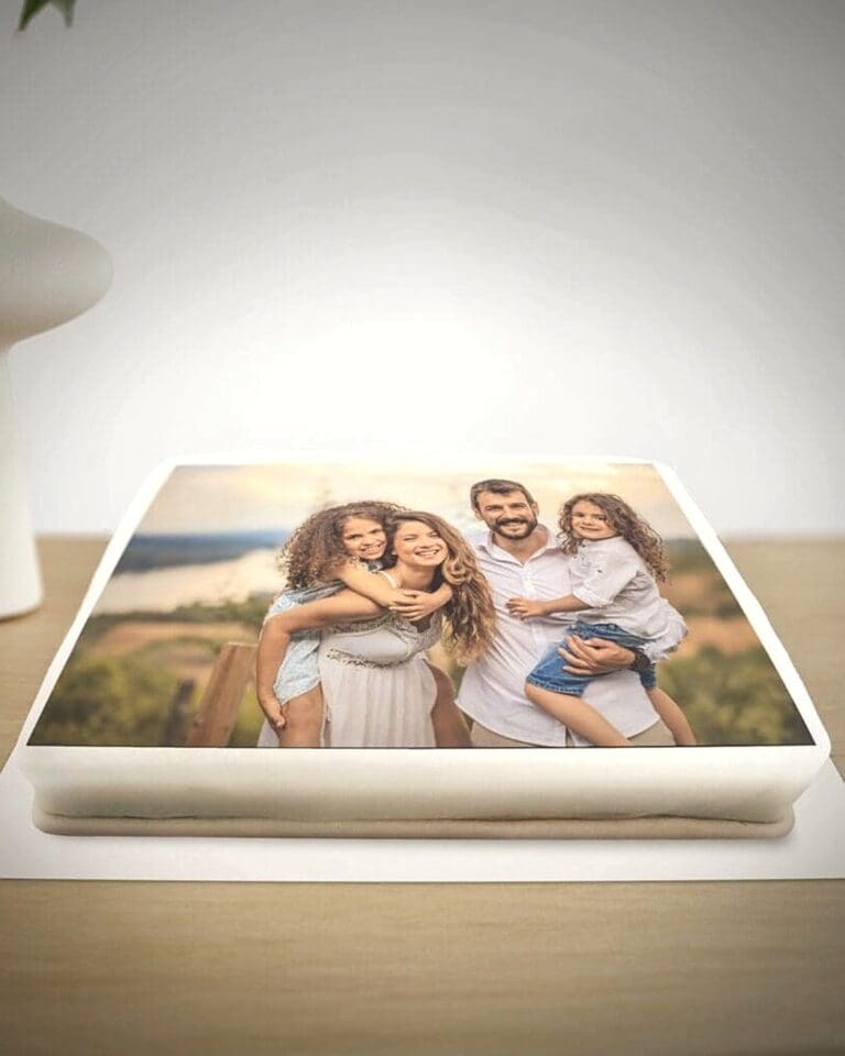 Handgemachte rechteckige Fototorte mit essbarem Familienbild aus der Konditorei Das Herzstück