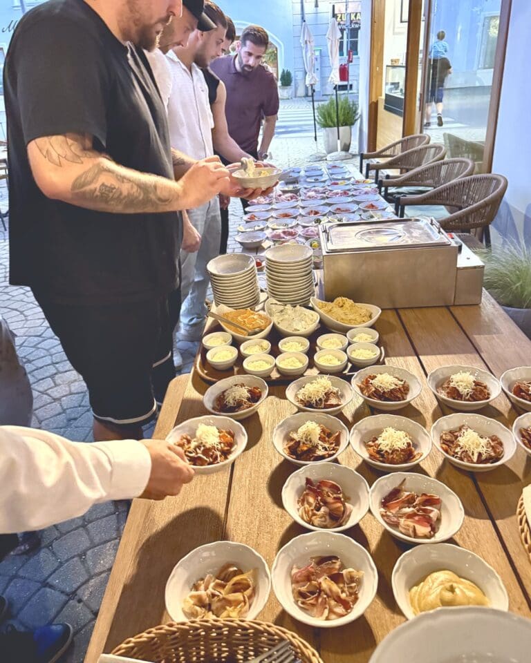 Lange Tapas-Tafel für Feiern im Herzstück