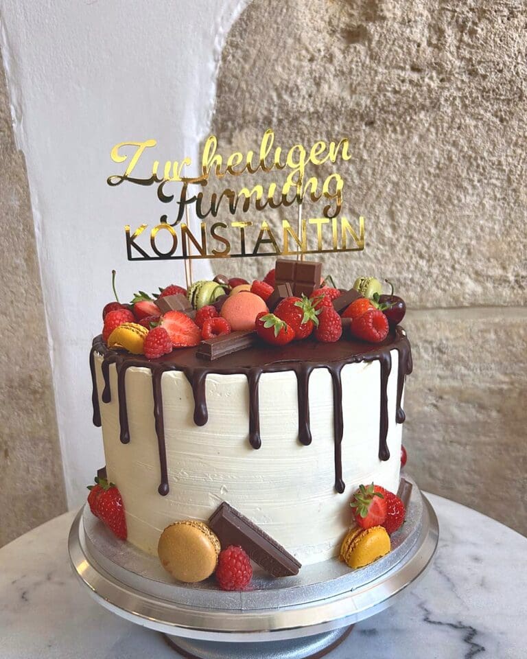 Individueller Torten-Topper in Gold auf Drip Cake zur Firmung