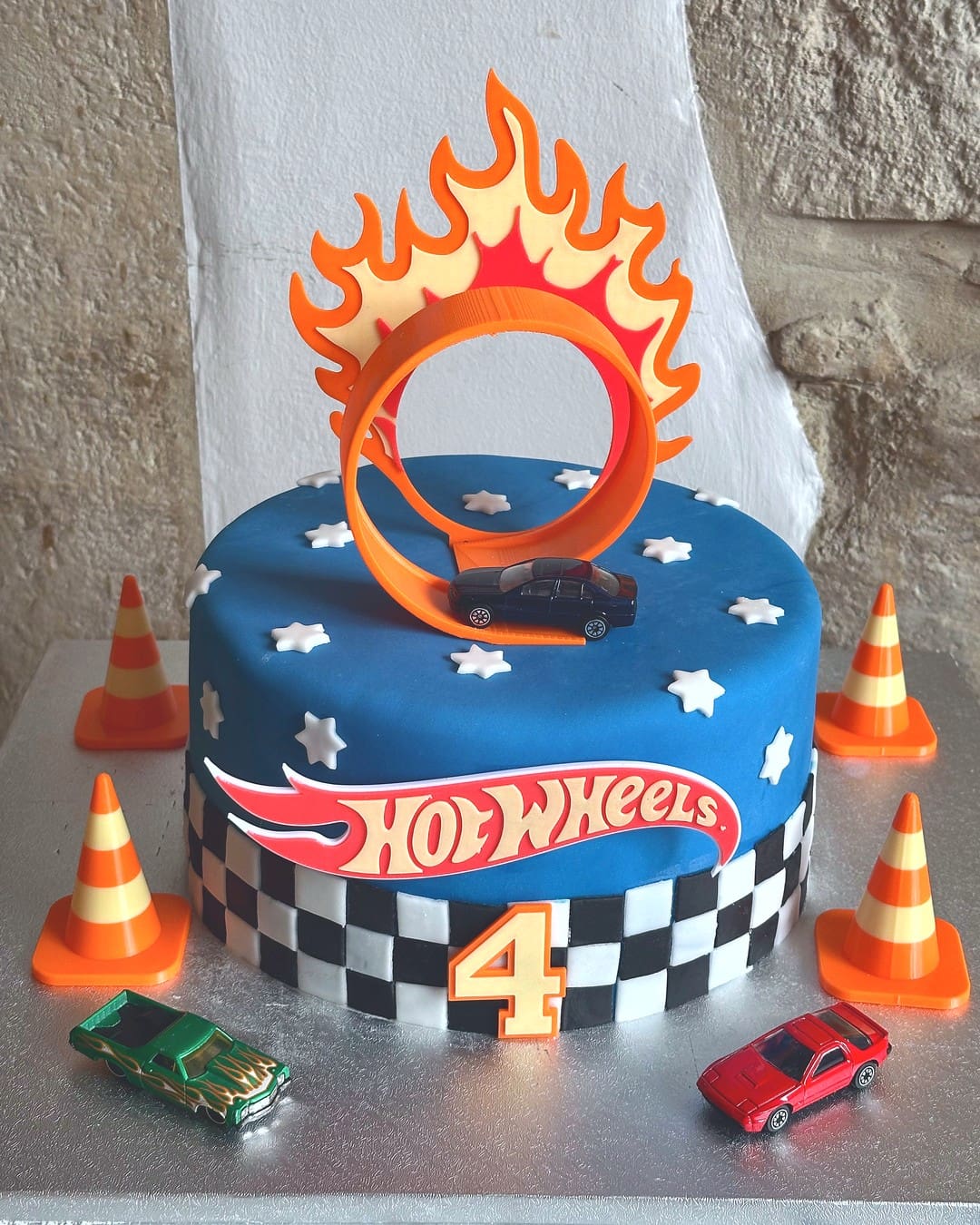 Motivtorte zum Kindergeburtstag mit individuellem 3D-Topper